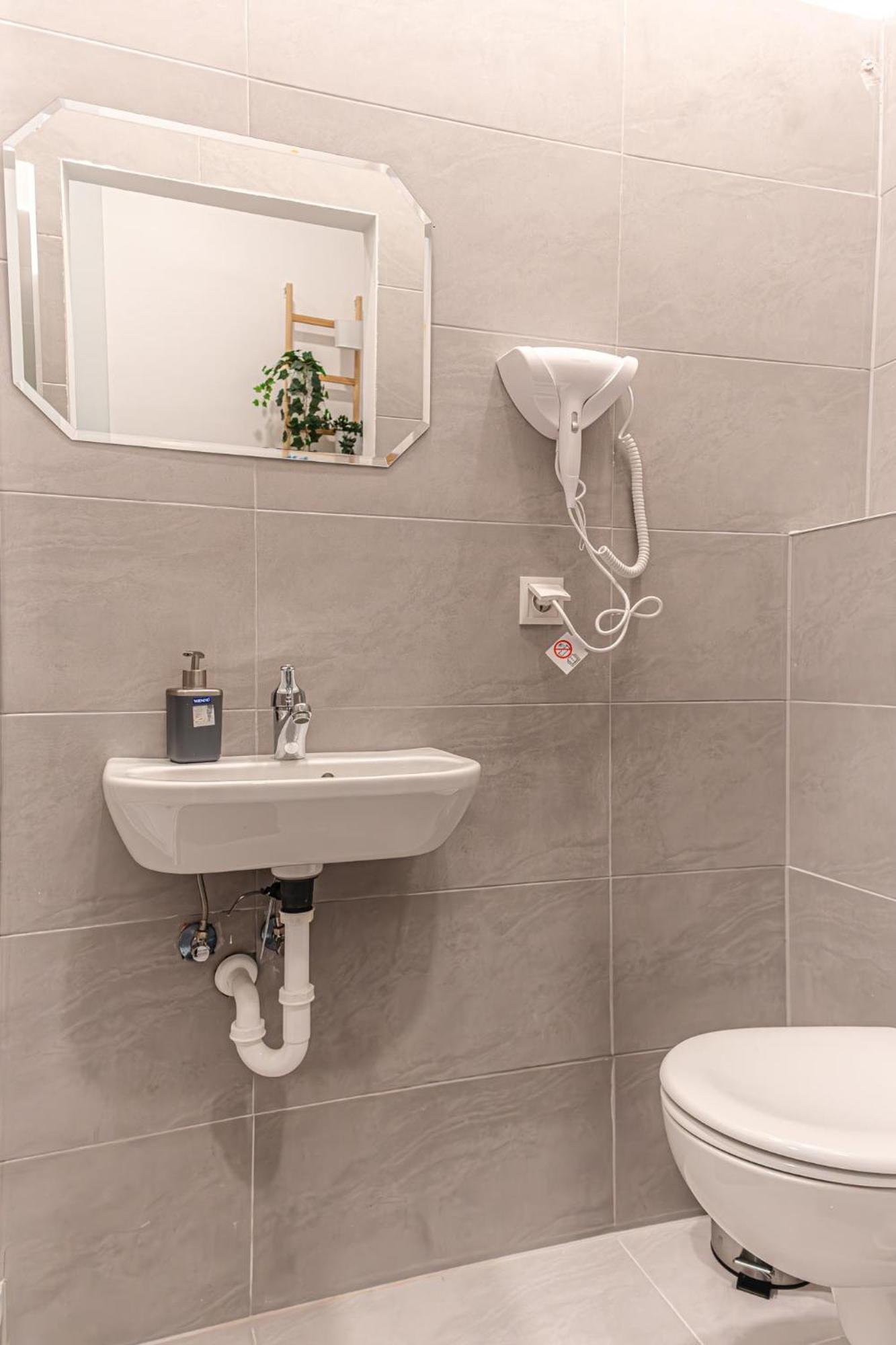 Stylish Studio Apartment Wiener Stadthalle Eksteriør billede